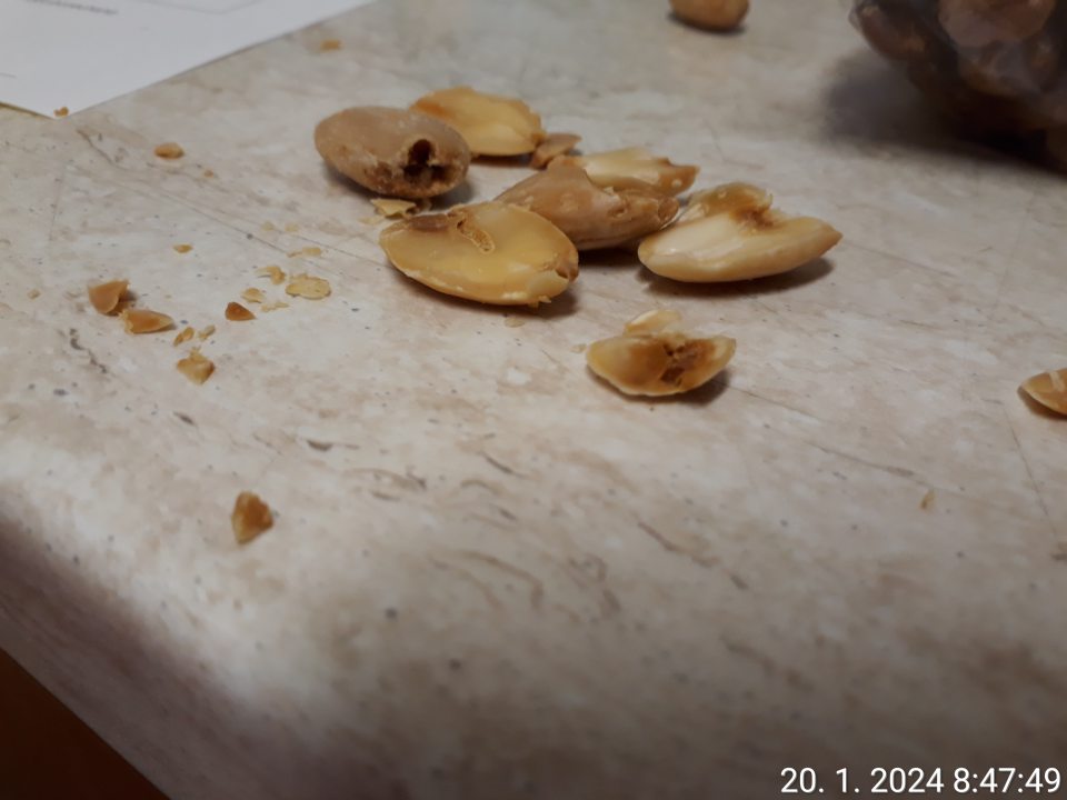 v čase kontroly identifikovaný výrobok: Mandle so zmenenými senzorickými- nevyhoveli hodnoteniu na mieste - odobratá vzorka, ktorá bude zaslaná do akreditovaného laboratória