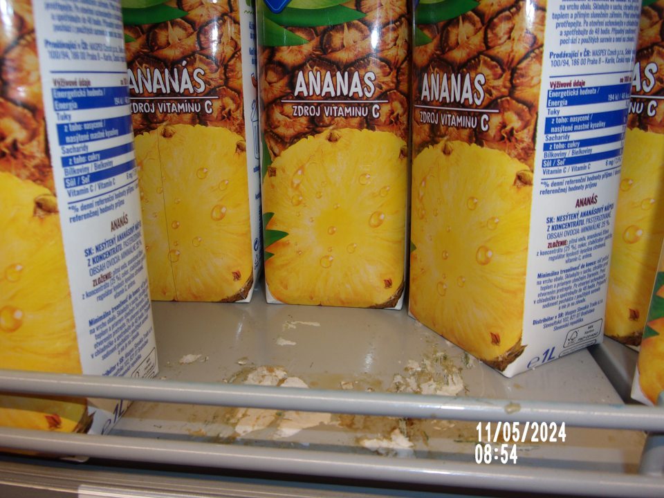 Na predajnej ploche bolo zistené znečistenie regálu pri predaji ananásového džúsu- zaschnutými zbytkami obsahu džúsov a nalepenými zbytkami obalového materiálu.