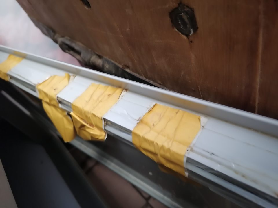 Olepenie lepiacou páskou, na dvierkach chladiacej vitríny v spodnej časti predajného pultu na predajnej ploche.