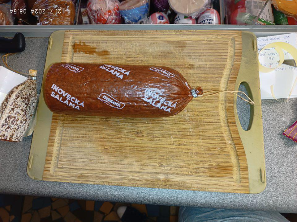 Mäsový výrobok v ponuke predaja bez označenia a to: Mecom Inovecká salám, na uvedenom výrobku chýbali povinné informácie, v celkovom množstve 0,75kg cena 8,90€/kg celkovo v cene 6,497€.