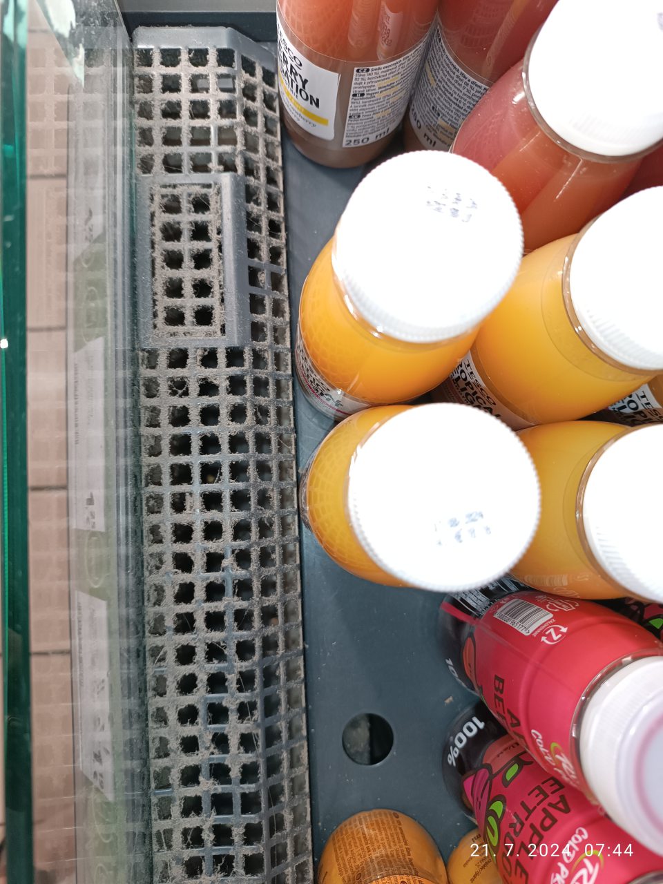 Nevyhovujúci hygienický stav chladiaceho zariadenia na džúsy v predajni pod mriežkou.