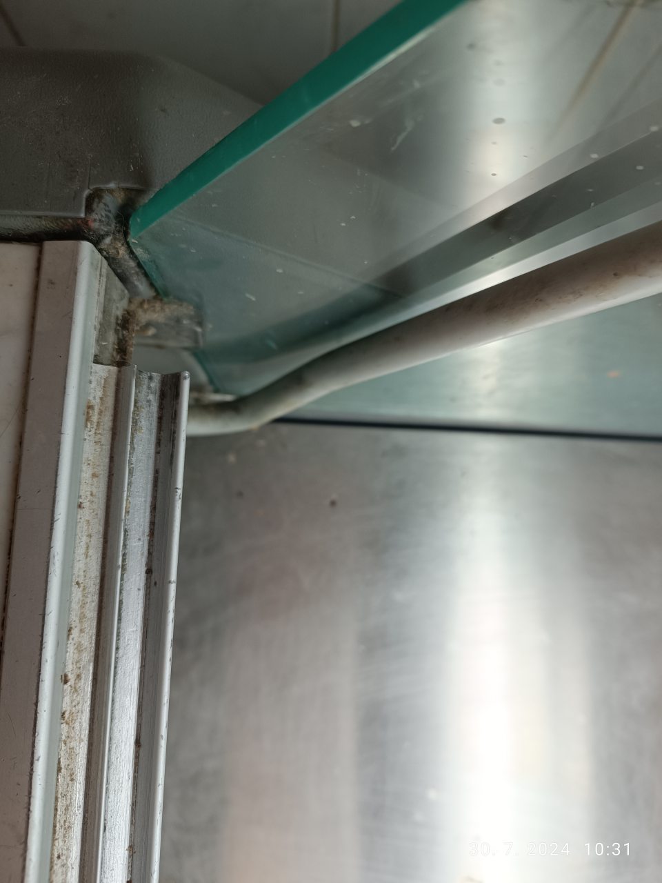  	 nevyhovujúci stav obslužnej mäsovej vitríny- porušená celistvosť plastových častí a znečistenie