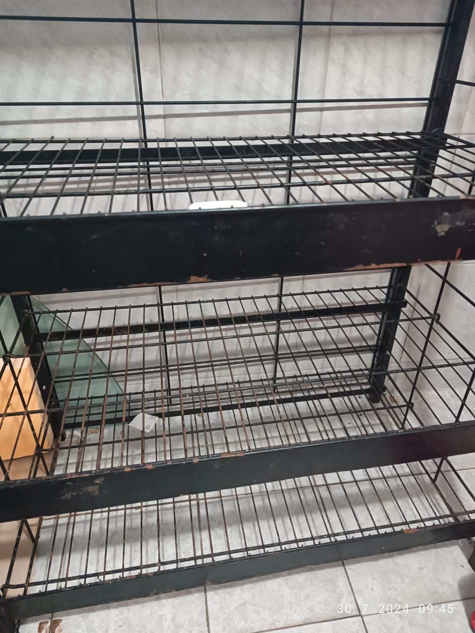 nevyhovujúci hygienický stav potravinárskych zariadení-  regál v chladiacom zariadení- počiatočná korózia