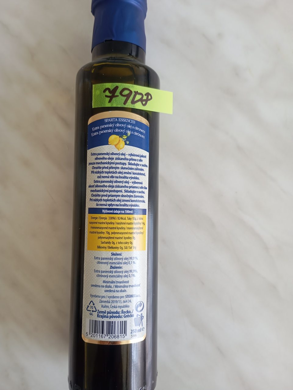 Vo výrobku SPARTA Extra panenský olivový olej s citrónom 250ml, DMT:20/05/2025, šarža L.ME/S.7, krajina pôvodu Grécko, vyrobené pre STEINEX a.s., Zámecká 2019/13, 66 34 Kuřim, CZ. zistená nevyhovujúca výška písma a to 1,0 mm minimálne musí byť 1,2mm, nesprávne uvedený formát "Minimálna trvanlivosť uvedená na obale", nesprávne uvedený názov potraviny- ak sa pridáva do Extra panenského olivového oleja iná potravina nesmie byť označená žiadnym z názvov podľa právnych predpisov uvedených v Článku 6 Delg, nar. kom.č 2022/2104.