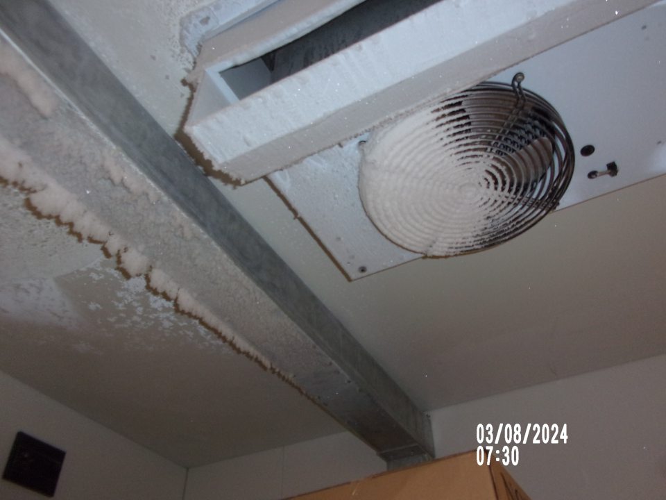 Namrznutý ľadový povlak na strope mraziaceho boxu v zázemí.