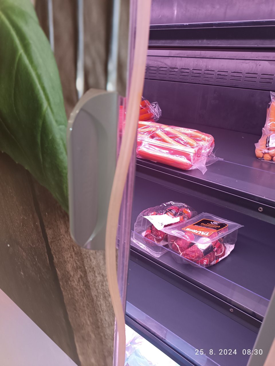 Odtrhnuté tesnenie na posuvných dvierkach chladiaceho zariadenia v oddelení lahôdok.