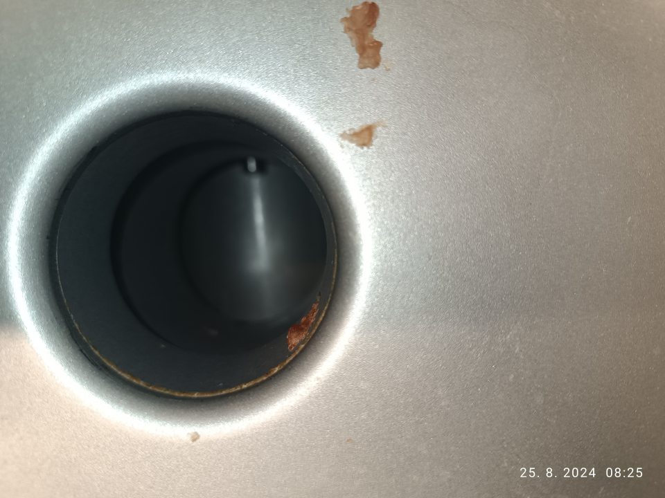 Znečistený mlynec na mletie mäsa zbytkami mäsa z predchádzajúceho dňa.