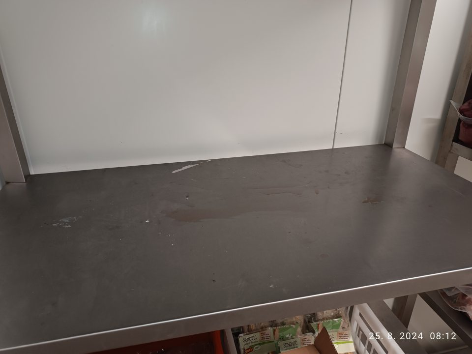 Znečistenie regálu v chladiacom boxe v zázemí potečením výrobkov.