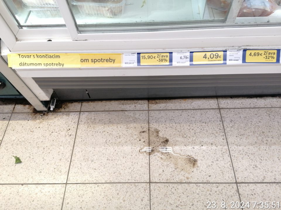 Na predajnej ploche na podlahe v časti pred chladiacim zariadením na uchovávanie čerstvého mäsa (hydina),pri ktorom sa nachádza chladiace zariadenie na uchovávanie zeleniny, sa nachádzala mláka priehľadnej tekutiny.
