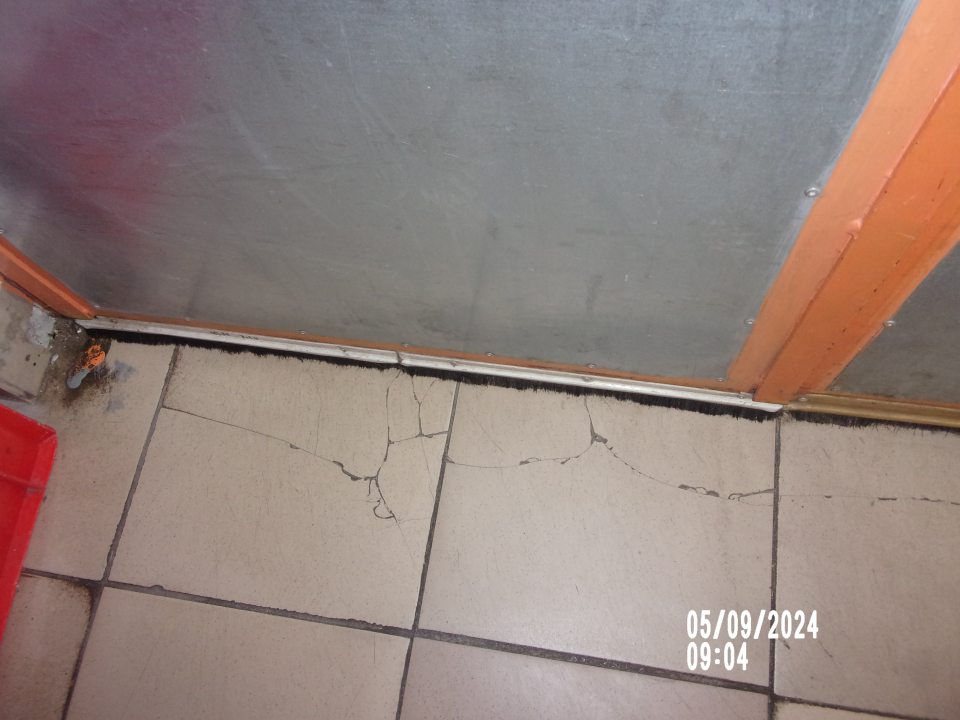 Porušená celistvosť dlažby