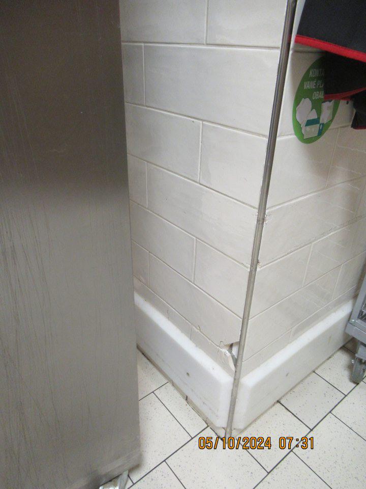 Porušená celistvosť steny (odbitá kachlička) na oddelení dopekania hlbokozmrazených pekárskych polotovarov (nedostatok identifikovaný PPP v riešení - predložený doklad).