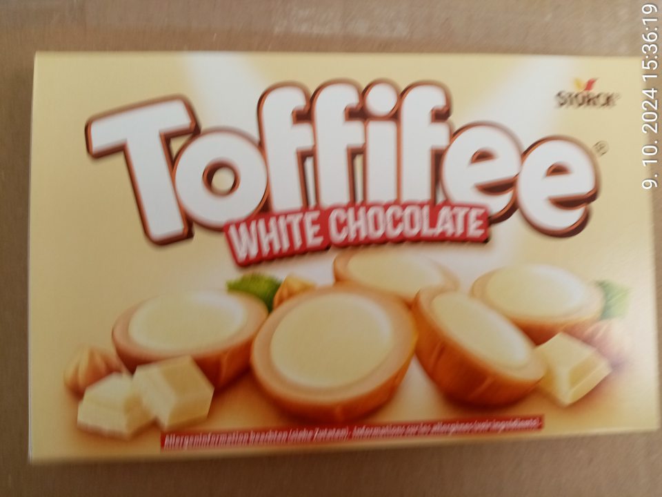 V ponuke predaja bol výrobok: "Toffifee white chocolate" storck, á 125g, DMT 01.05.2025, Strock Deutschland KG, Waldstr.27, 13403 Berlin. Na zadnej strane bola dolepka v slovenskom jazyku, kde bolo uvedené len zloženie výrobku. Na označení chýbalo slovo "zložky", prípadne slovo, ktoré to obsahuje, ďalej v zložení chýbalo vyznačenie látok spôsobujúcich alergie/neznášanlivosť.