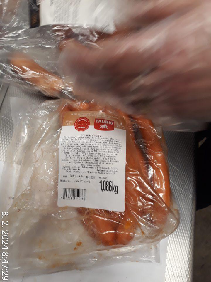 V čase úradnej kontroly potravín sa v mäsovej obslužnej vitríne na predajnej ploche nachádzali mäsové výrobky (4 druhy) a mliečny výrobok - syr bez označenia primeraného skrátenia dátumu minimálnej trvanlivosti alebo dátumu spotreby.