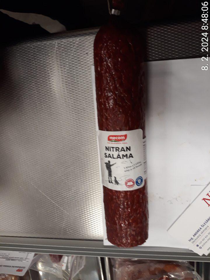 V čase úradnej kontroly potravín sa v mäsovej obslužnej vitríne na predajnej ploche nachádzali mäsové výrobky (4 druhy) a mliečny výrobok - syr bez označenia primeraného skrátenia dátumu minimálnej trvanlivosti alebo dátumu spotreby.