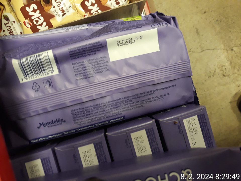 Výrobky (čokolády a trvanlivé pečivo) po DMT sa nachádzali na regáli spolu o statnými potravinovými výrobkami a neboli ponúkané na predaj v samostatnom priestore upozorňujúcom zákazníkov, že sa jedná o potraviny po uplynutí dátumu minimálnej trvanlivosti ani neboli inak označené, aby upozornili zákazníka, že sa jedná o tvar s možnými zmyslovými zmenami. Spolu sa jednalo o 6 druhov výrobkov.