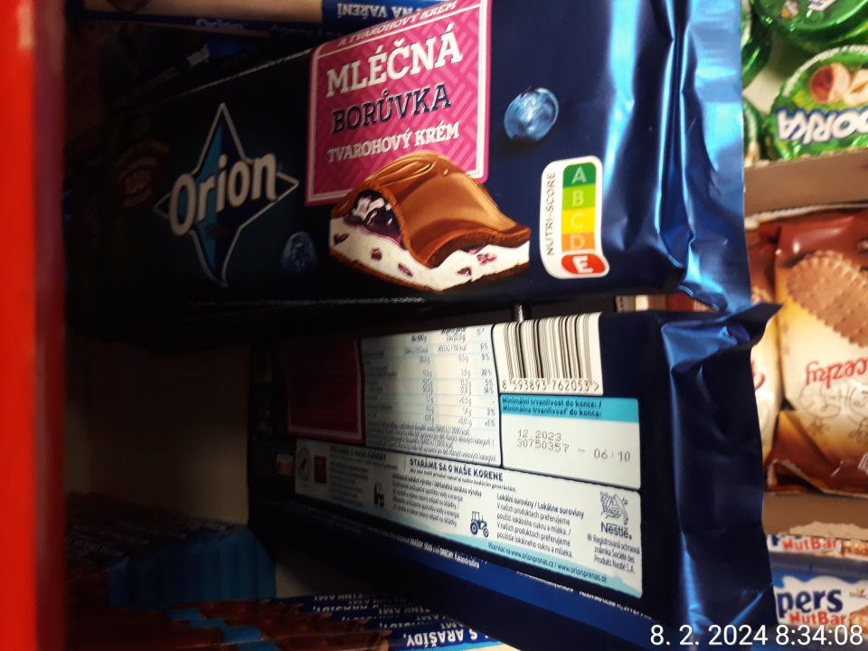 Výrobky (čokolády a trvanlivé pečivo) po DMT sa nachádzali na regáli spolu o statnými potravinovými výrobkami a neboli ponúkané na predaj v samostatnom priestore upozorňujúcom zákazníkov, že sa jedná o potraviny po uplynutí dátumu minimálnej trvanlivosti ani neboli inak označené, aby upozornili zákazníka, že sa jedná o tvar s možnými zmyslovými zmenami. Spolu sa jednalo o 6 druhov výrobkov.