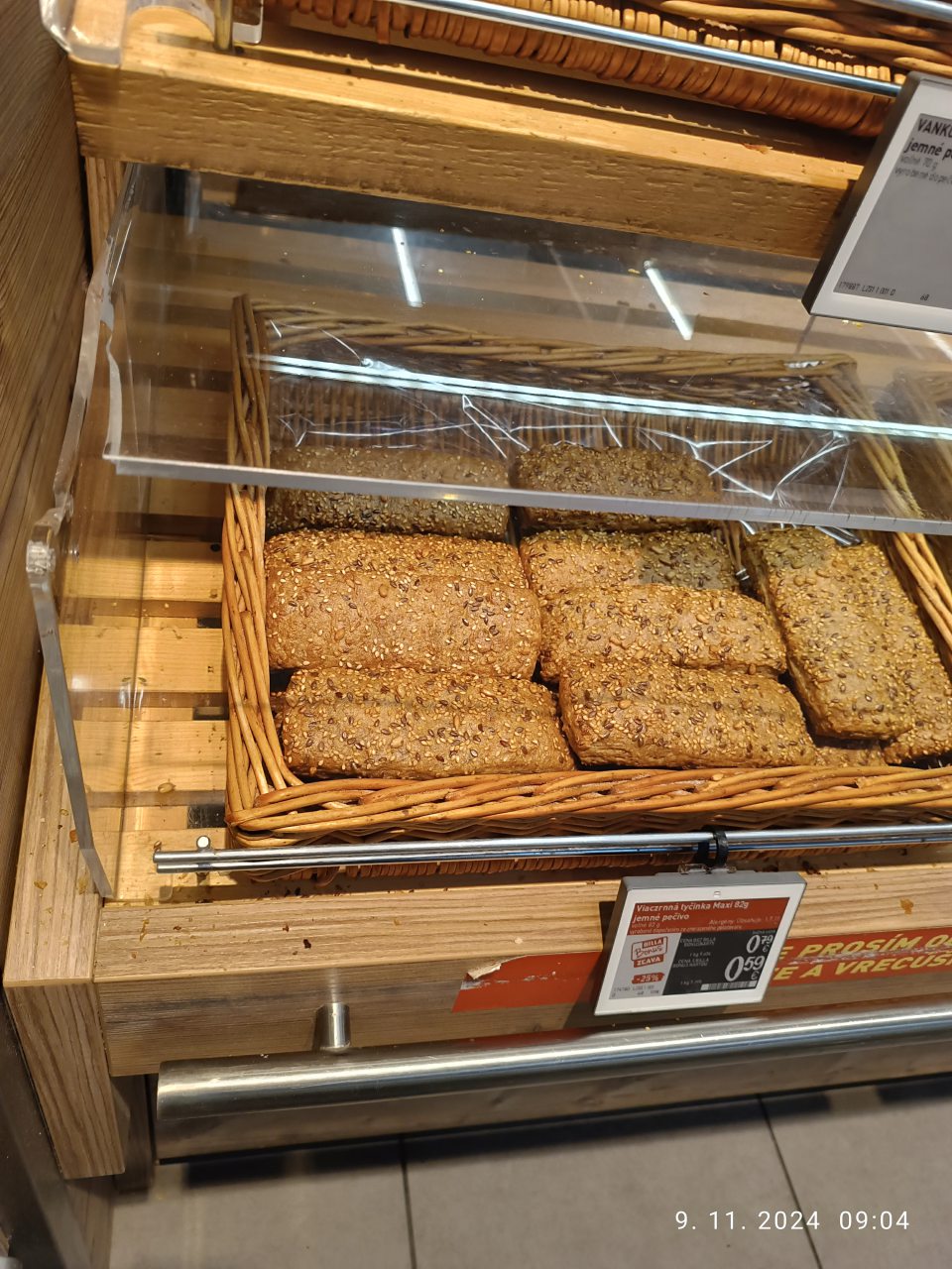 Porušená celistvosť plastového boxu.