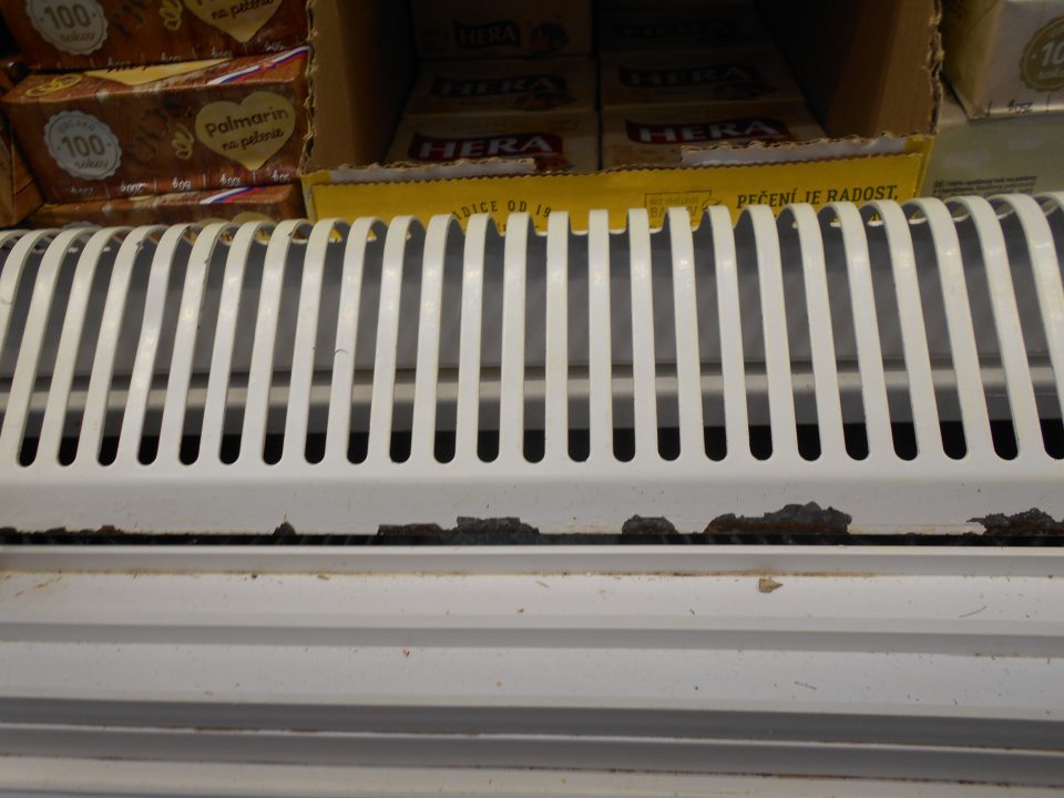 Pleseň , korózia, voľne tečúci kondenzát vody pod mriežkami chladiacich vitrín na mäsové a mliečne výrobky.