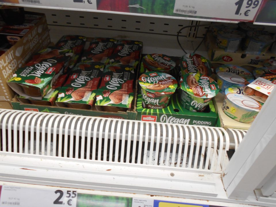 Pleseň , korózia, voľne tečúci kondenzát vody pod mriežkami chladiacich vitrín na mäsové a mliečne výrobky