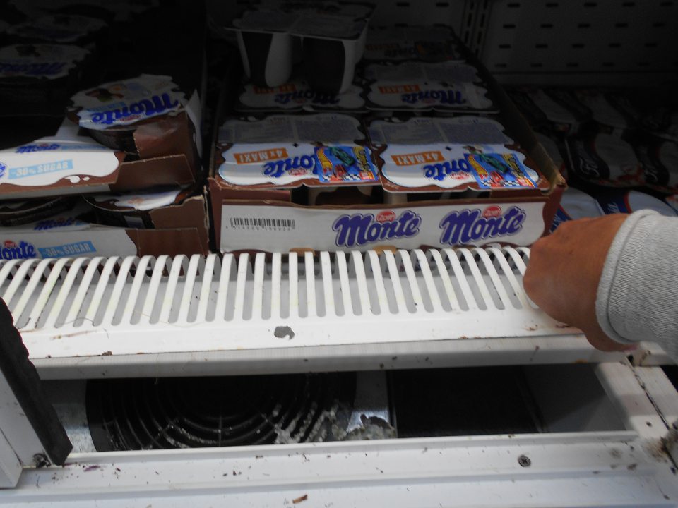 Pleseň , korózia, voľne tečúci kondenzát vody pod mriežkami chladiacich vitrín na mäsové a mliečne výrobky