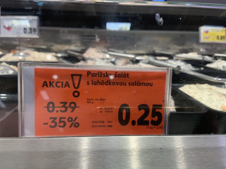 balená potravina s názvom na pôvodnom balení označená názvom „Parížsky šalát“, na cenovke predajcu na predajnom pulte označená „Parížsky šalát s lahôdkovou salámou“