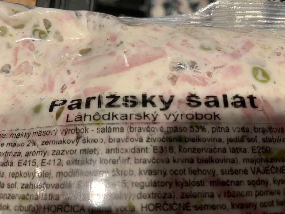 balená potravina s názvom na pôvodnom balení označená názvom „Parížsky šalát“, na cenovke predajcu na predajnom pulte označená „Parížsky šalát s lahôdkovou salámou“