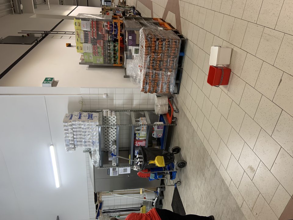 zatekanie zrážkovej vody cez strechu nad priestorom hlavnej širokej chodby v blízkosti priestoru vyčleneného na uloženie čistiacich pomôcok a prostriedkov a cez únikové dvere v časti chodby smerom k pekárni