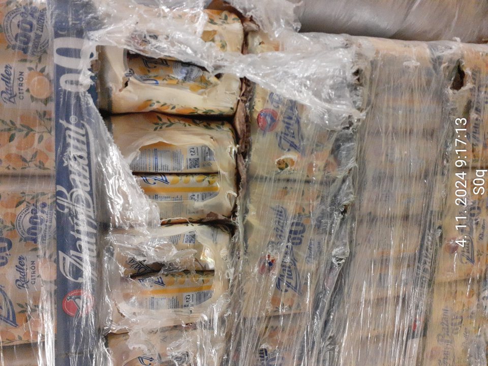 2. V skladových priestoroch sa nachádzala paleta s nealkoholickými pivami (plechovky Zlatý Bažant radler), ktorá mala porušený vonkajší obal paletizačnej strečovej fólie ako aj ochranný obal spotrebiteľského balenia, obaly plechoviek boli porušené a potečené obsahom po palete