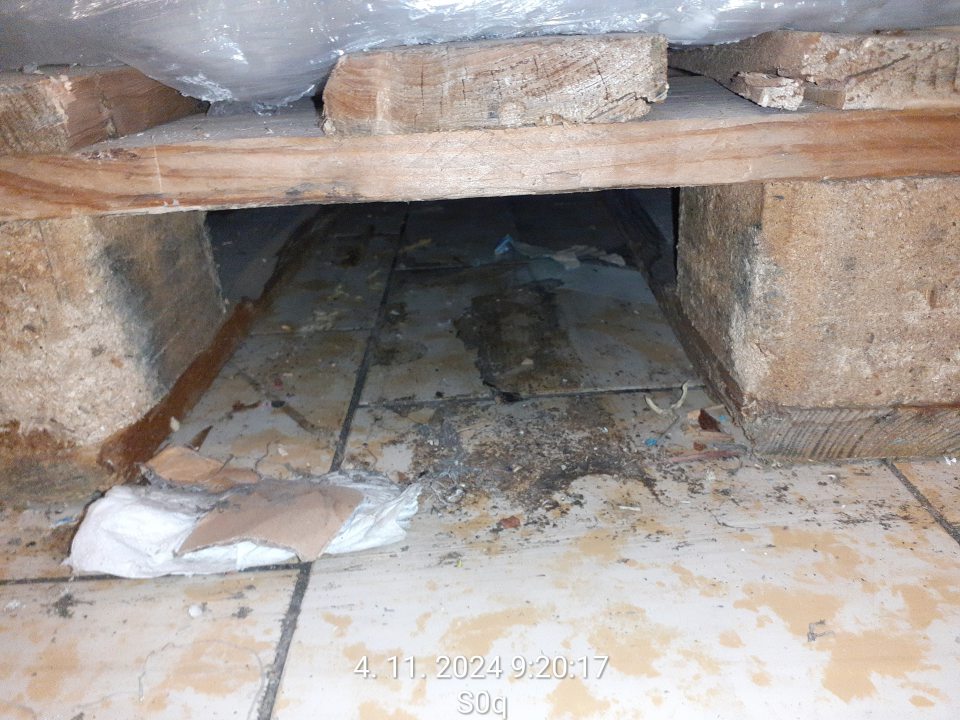 1. V skladových priestoroch sa na podlahe v celom skladovom priestore a v priestoroch medzi paletami a v ústi kotiev nachádzajú mechanické nečistoty, zvyšky obalového materiálu, zvyšky z paliet, prach