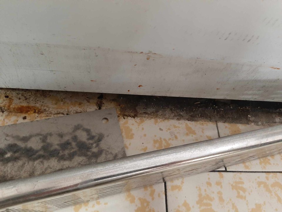 mechanické nečistoty pod mraziacimi vaňami