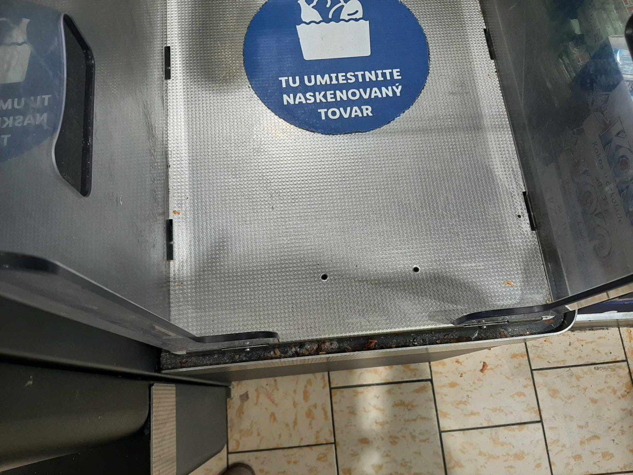 znečistené samoobslužné pokladne