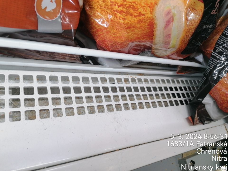 znečistený priestor pod mriežkami mraziaceho boxu