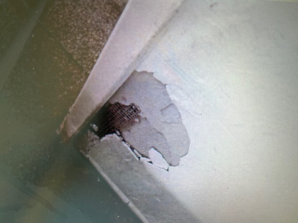 nedostatok v stavebno-technicko-hygienickom stave priestorov skladu: steny sú obité, ich povrch sa olupuje, v priestoroch skladu je uložený a uchovávaný odpad papierový a plastový a drevené palety z tovaru