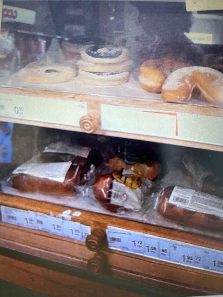 Nebalené potraviny nemajú v čase kontroly v zmysle Vyhlášky MPaRV SR č. 243/2015 o požiadavkách na označovanie potravín a v zmysle Vyhlášky MPaRV SR č. 81/2018, ktorou sa mení a dopĺňa uvedená vyhláška, v blízkosti ich umiestnenia označenie najmenej týmito údajmi: názov potraviny, údaje o zložení potraviny, pričom látky, alebo výrobky spôsobujúce alergie alebo neznášanlivosť sú označené odlišným typom písma, netto množstvo a dátum minimálnej trvanlivosti alebo dátum spotreby, a to v bezprostrednej blízkosti umiestnenia potraviny - na cenovke, pri cenovke, alebo tak, boli spájané s touto potravinou