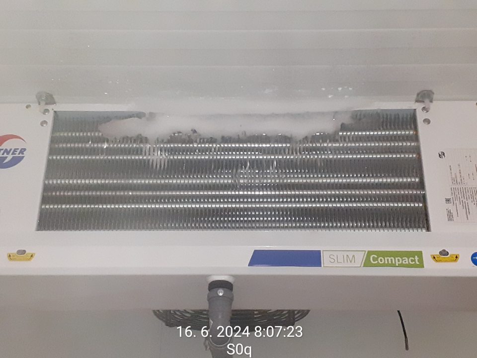 nedostatky v priestoroch skladu: námraza na chladiacej jednotke v mraziacom boxe a výskyt korózie vonku na podlahe pred ním, zvyšky potravín a hrubá vrstva námrazy v mraziacom zariadení na uchovávanie predpečených mrazených pekárskych polotovarov