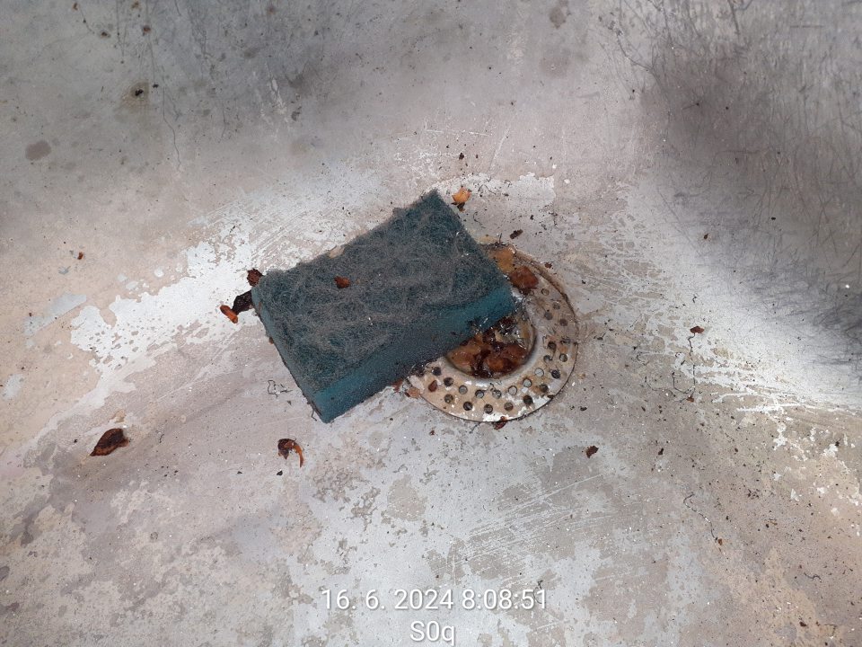 umývadlo dvojdrez znečistené s nedostatečným - nie plynulým odtekaním odpadovej vody