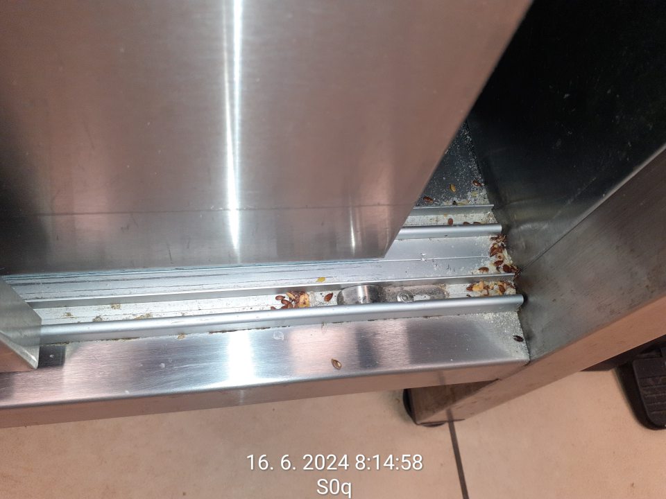  mechanické nečistoty tuhé (zvyšky potravín - omrvinky) - technologické zariadenia