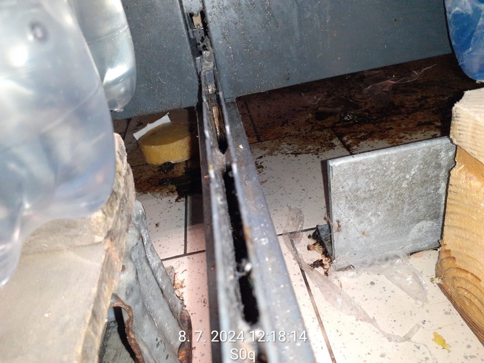 znečistená podlaha pod regálovými konštrukciami a pod paletami – mechanickými nečistotami (rozsypané potraviny a zaschnuté tekuté potraviny), čo naznačuje zanedbanú údržbu, tento stav v čase kontroly nezodpovedá každodennému umývaniu alebo vyčisteniu pri výmene tovaru na paletách a v regáloch