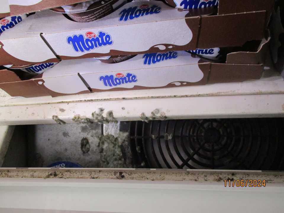  Chladiace zariadenia na predajnej ploche znečistené prachom, nečistotami a plesňami, poškodené koróziou