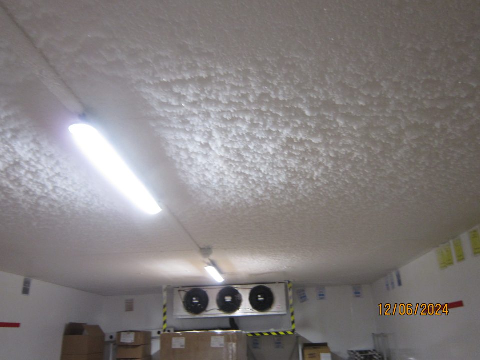 Hrubá námraza v stropnej časti mraziaceho boxu