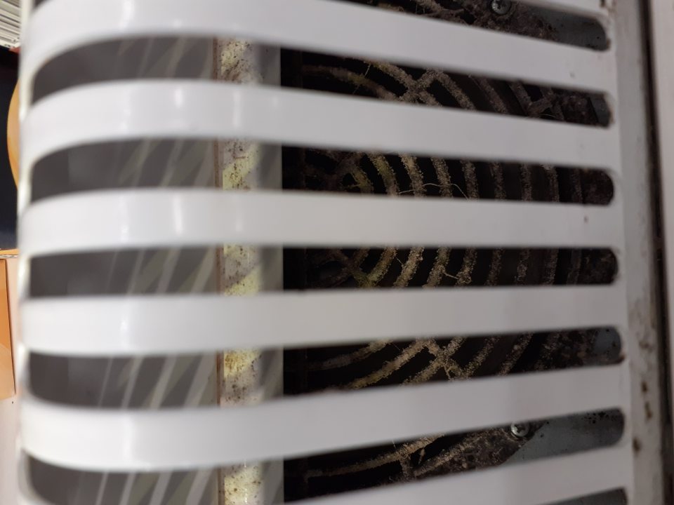 Znečistené spodné časti v priestoroch pod a na ochrannej mriežke ventilátorov vitríny.