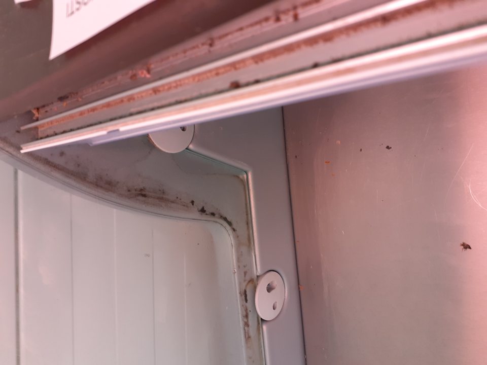 Hygiena zariadení - chladiaci predajný pult s predávanými krájanými mäsovými výrobkami. 