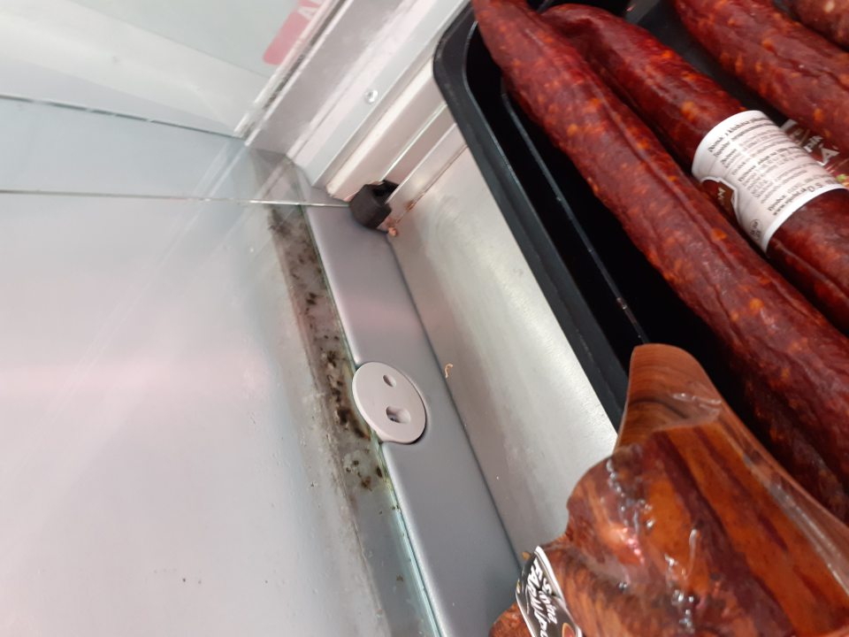 Hygiena zariadení - chladiaci predajný pult s predávanými krájanými mäsovými výrobkami. 