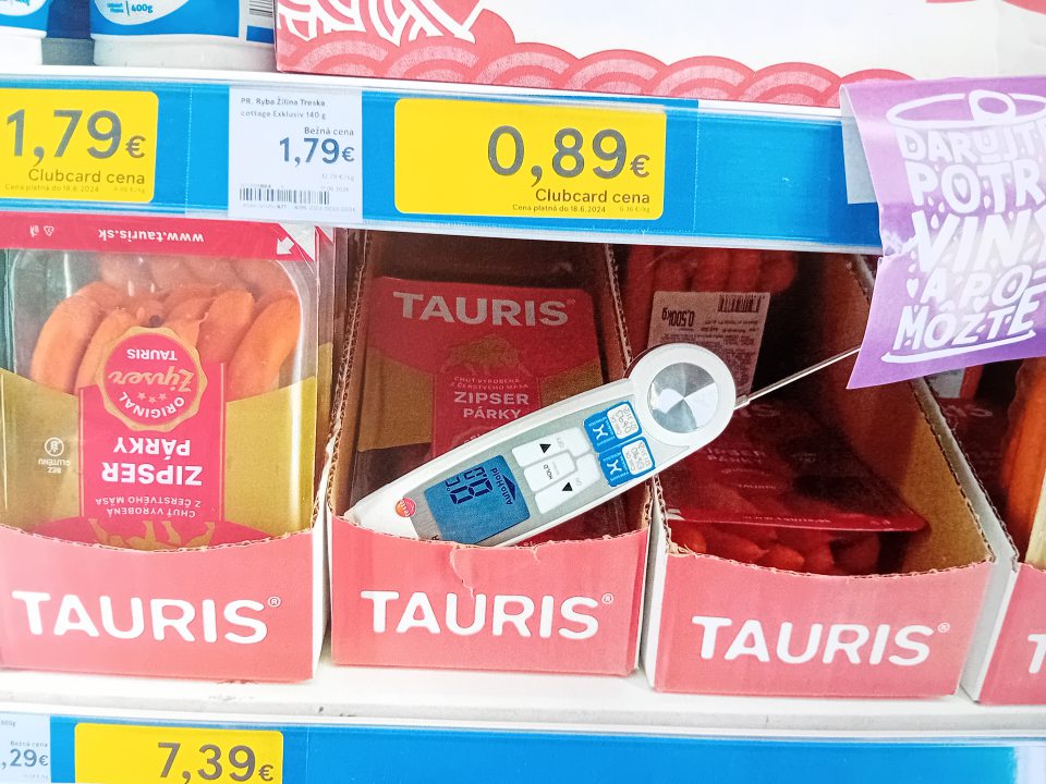 Nedodržaný teplotný režim pri predaji mäsových výrobkov.