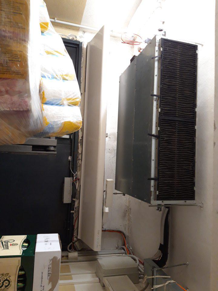 Poškodená povrchová úprava stropu a steny nad dverami určenými na príjem tovaru