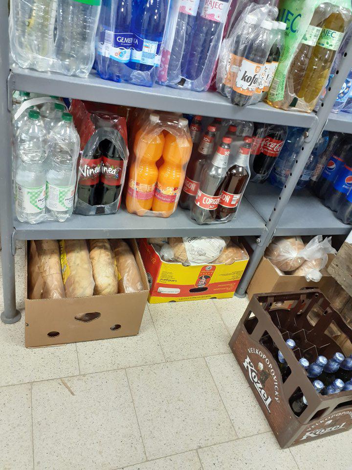 Pekárske výrobky umiestnené na podlahe. Pekárske výrobky stiahnuté z obehu neoznačené a nevhodne umiestnené.