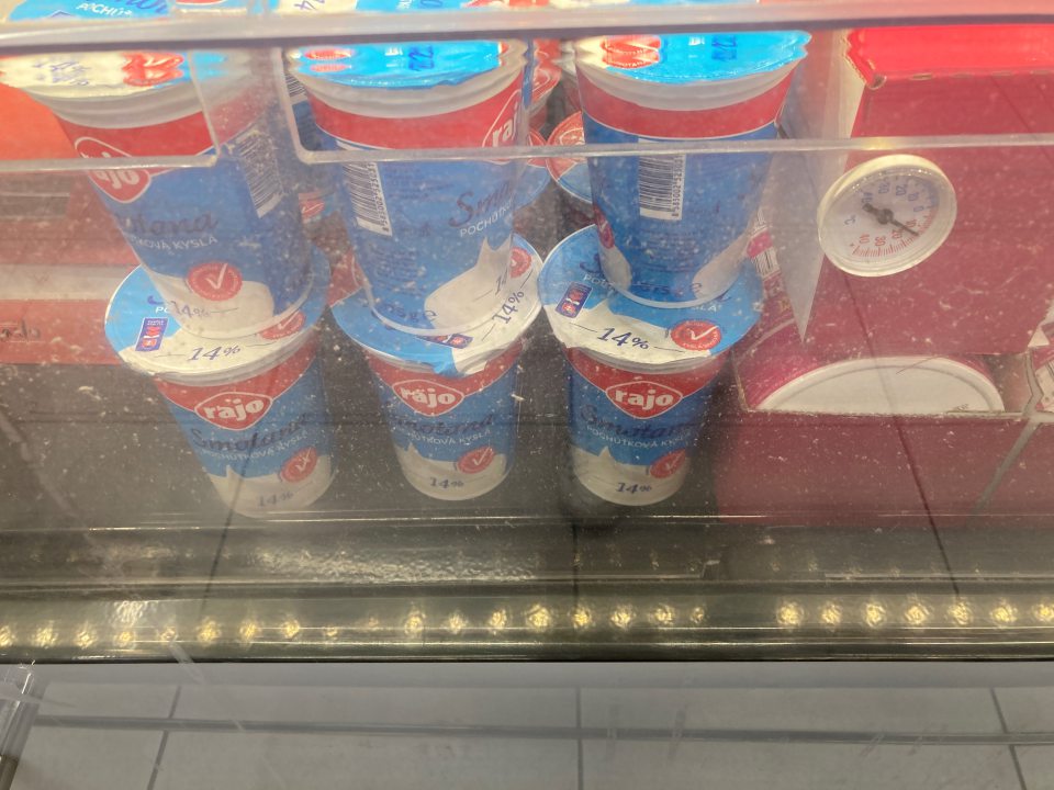 Chladiaci box zanesený prachom medzi plastovými lištami