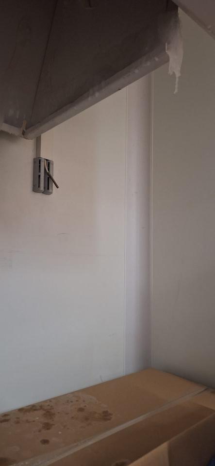 Odkvapkávajúci kondenz na krabice s hlbokomrazenými pekárenskými polotovarmi