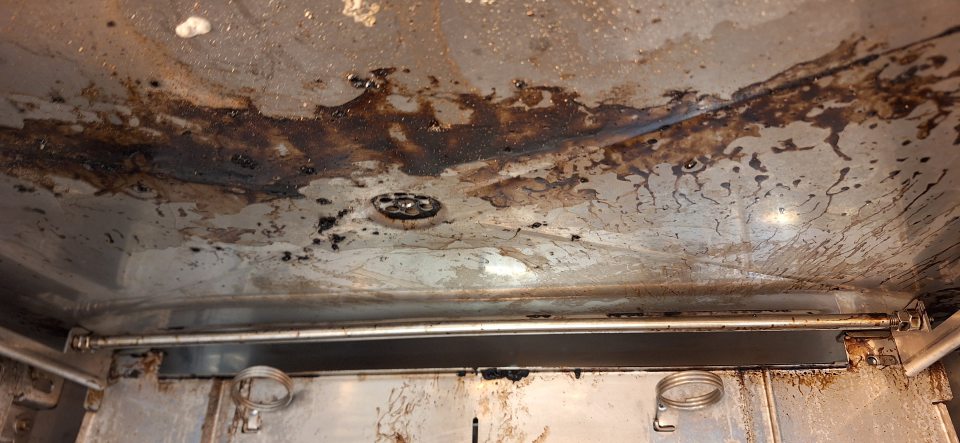 Znečistenie pece na dopekanie hlbokomrazených polotovarov príškvarmi