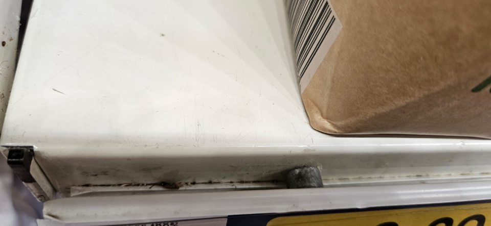 Chladiace zariadenie na ovocné šťavy a ovocie na predajnej ploche - nevyhovujúca hygiena.